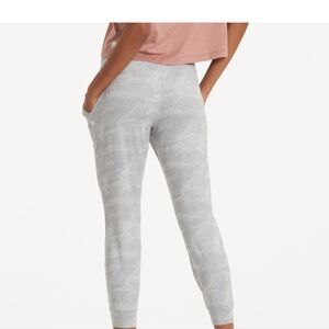 Vuori joggers size small in pale heather camo